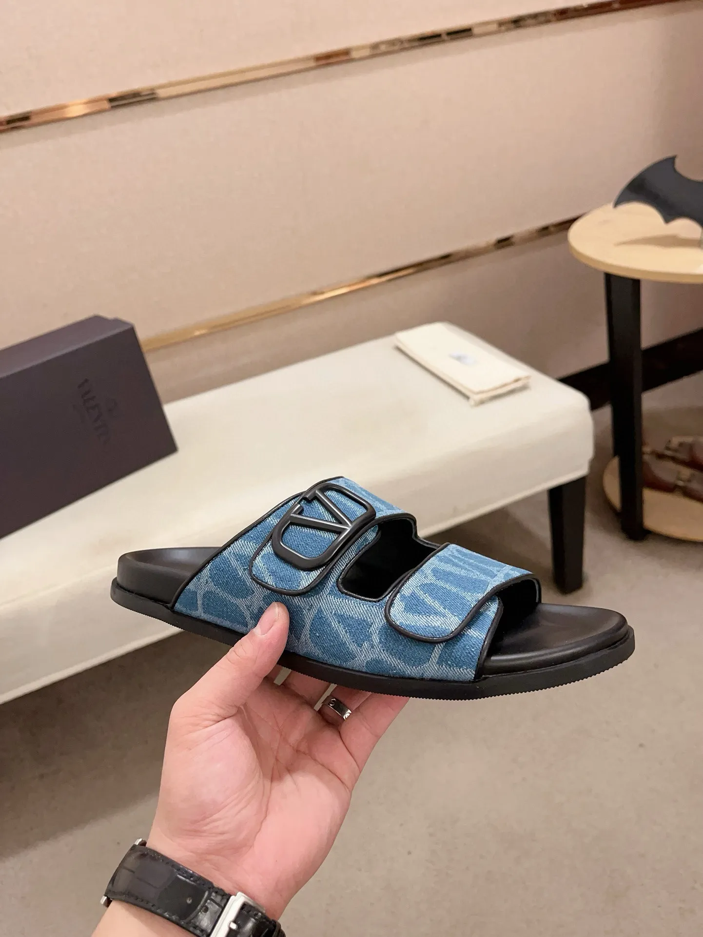 Men's shoes💰: 440💰[Valentino] New men's boutique slippers, counter quality, classic plaid, the actual workmanship is quite complex🔰The uppers are made of imported fabrics➕🐑Sheepskin lining, which tests the craftsman's craftsmanship➕original PU outsole. Size: 38-44 (45 can be customized, non-refundable)